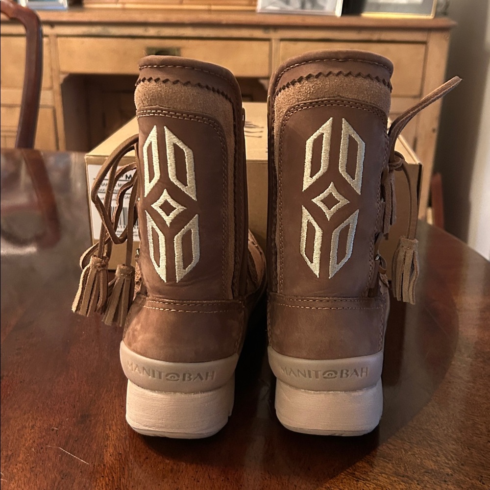 Manitoba women’s mid boot, size 8 - Picture 2 of 6